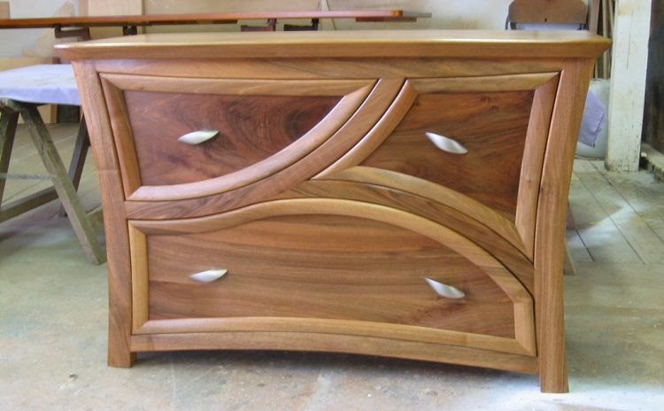Commode galbée